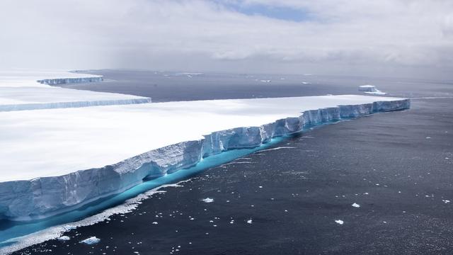 Un autre iceberg, le A68a, qui comptait à ce moment-là parmi les plus grands jamais repérés, photographié le 23 décembre 2020 dans l'Atlantique Sud. [AP/Keystone - Phil Dye]