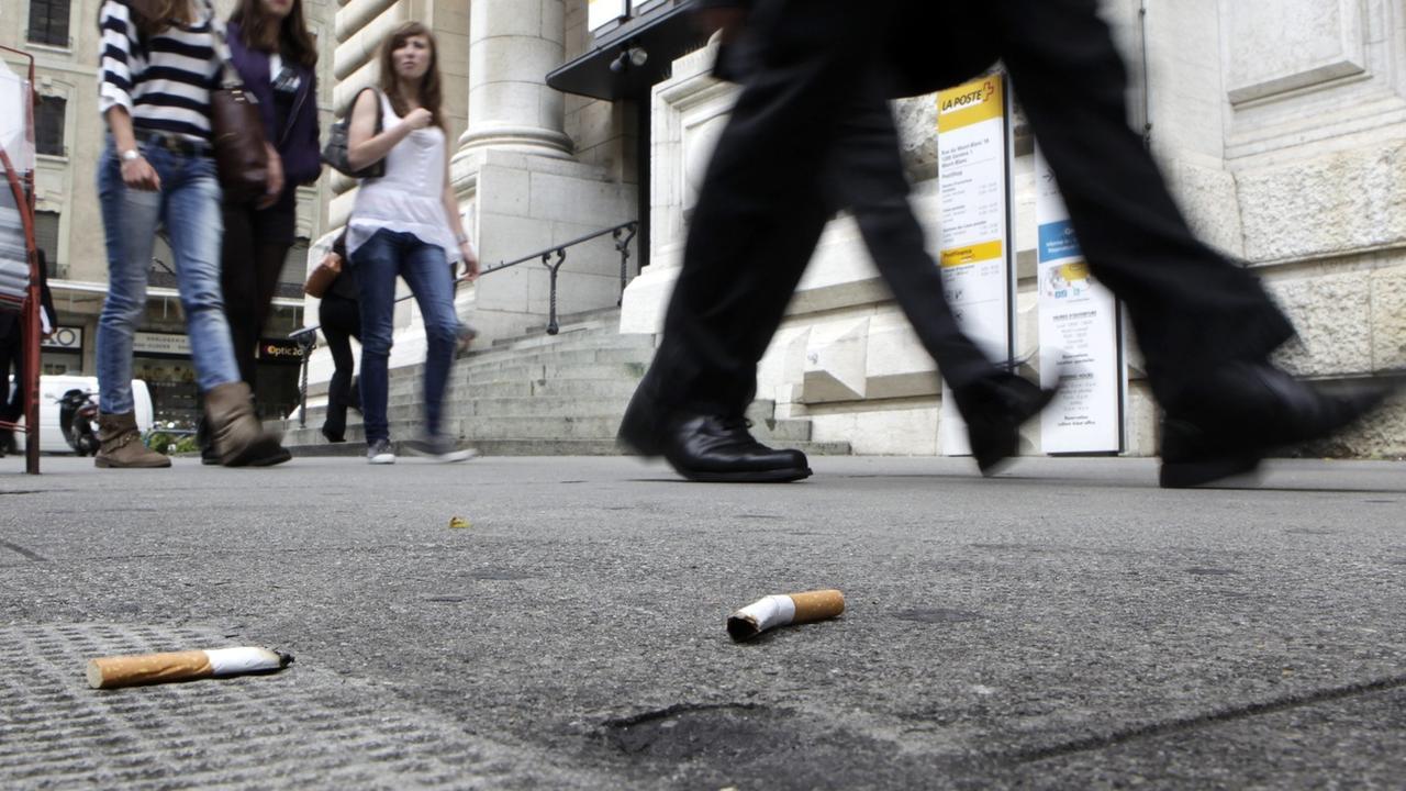 Une campagne de ramassage de mégots de cigarettes démarre en Suisse mardi et jusqu'au 22 mars. [Keystone - Salvatore Di Nolfi]