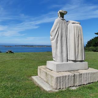 Le sentier des douaniers et les pêcheurs d’Islande, en Bretagne: la statue des veuves d'Islandais. [Radio France - Delphine Evenou]