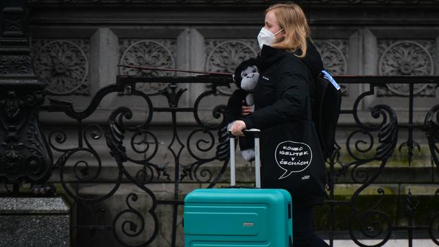 Une jeune femme portant un masque dans une rue de Dublin, le 28 janvier 2021. [AFP - Artur Widak]