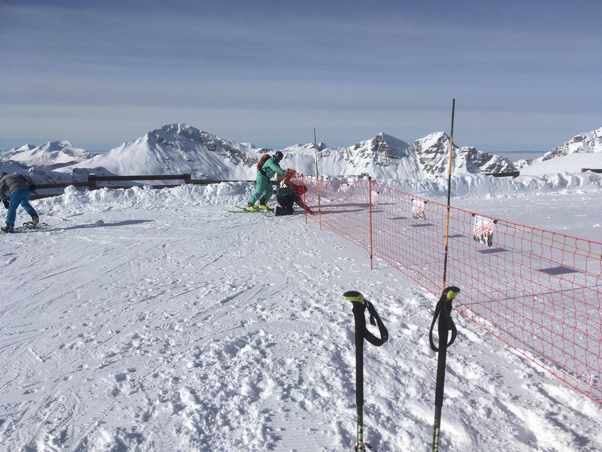 Des skieurs franchissent les barrières au sommet de la Pointe de l'Au. [Serge Mariéthoz]