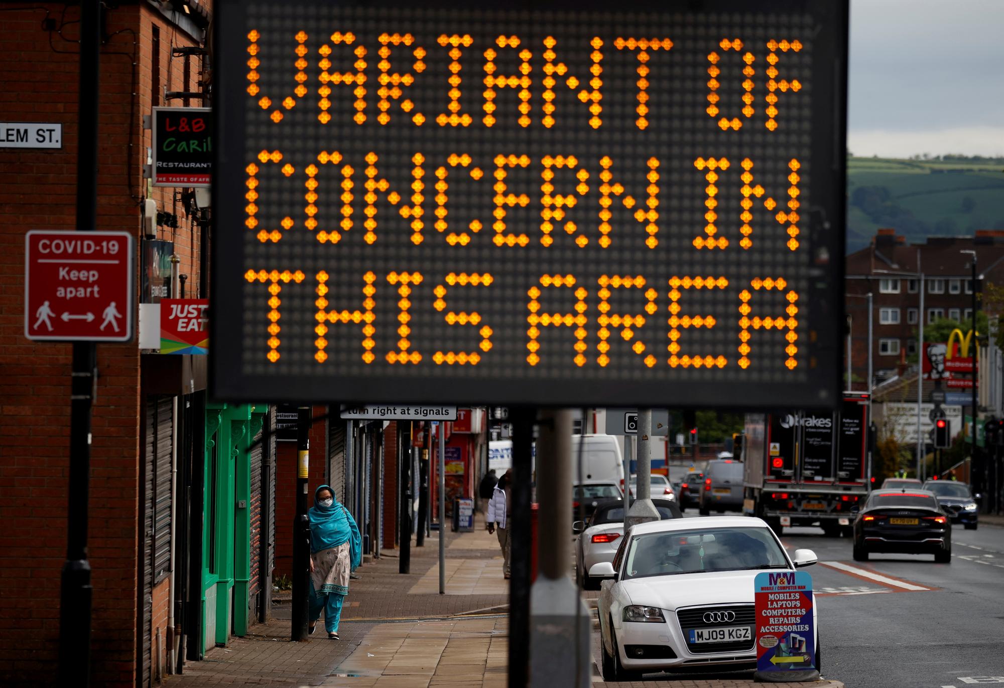 "Variant concernant dans cette zone", annonce ce panneau lumineux dans la ville de Bolton. Angleterre, le 17 mai 2021. [Reuters - Phil Noble]