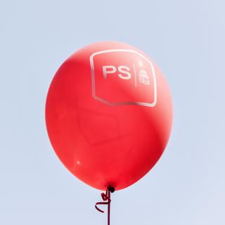 Un ballon de baudruche aux couleurs du Parti socialiste (image d'illustration). [Keystone - Christian Beutler]