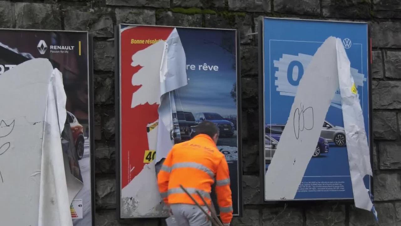 La ville de Lausanne a connu deux vagues successives de vandalisme sur ses surfaces d’affichage publicitaire. [RTS]