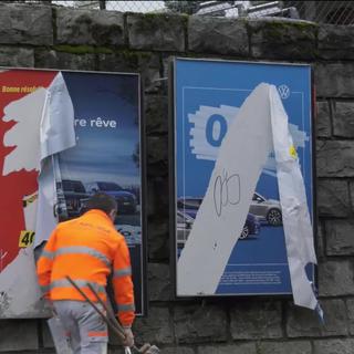 La ville de Lausanne a connu deux vagues successives de vandalisme sur ses surfaces d’affichage publicitaire. [RTS]