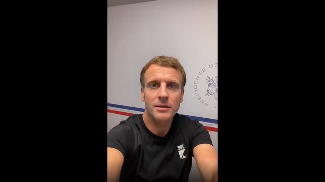 Après les vidéos postées par Emmanuel Macron lundi 2 août sur Snapchat, TikTok et Instagram, qui visent à répondre aux questions des Français sur la vaccination, une question agite la toile: quelle est la marque du t-shirt que porte le chef d'Etat? [CAPTURE D'ÉCRAN - COMPTE INSTAGRAM D'EMMANUEL MACRON]