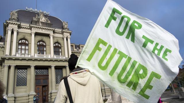 Sʹengager pour éviter la catastrophe: des membres du mouvement de la Grève du Climat Vaud manifestent devant le Palais de Justice de Montbenon. [Keystone - Laurent Gillieron]