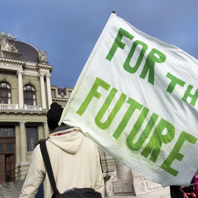 Sʹengager pour éviter la catastrophe: des membres du mouvement de la Grève du Climat Vaud manifestent devant le Palais de Justice de Montbenon. [Keystone - Laurent Gillieron]