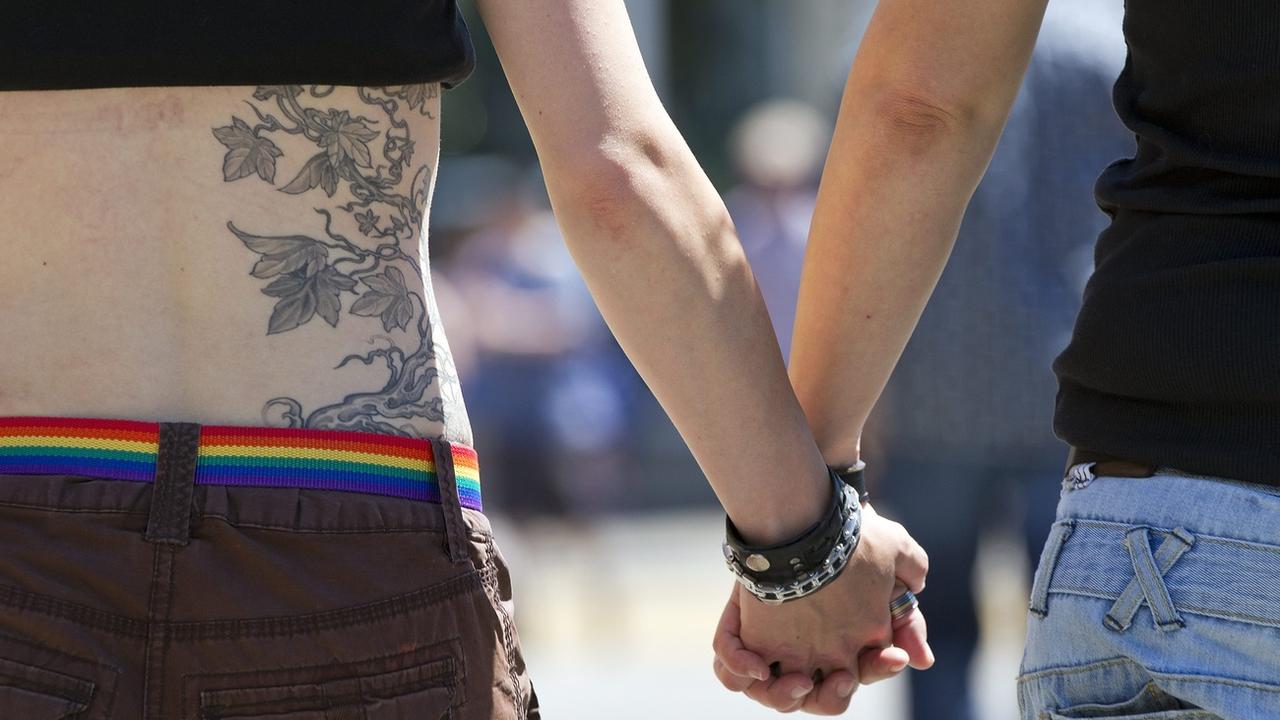 Deux personnes LGBTIQ+ se tiennent la main lors de la Pride de Zurich, le 16 juin 2012. [Keystone - Alessandro Della Bella]