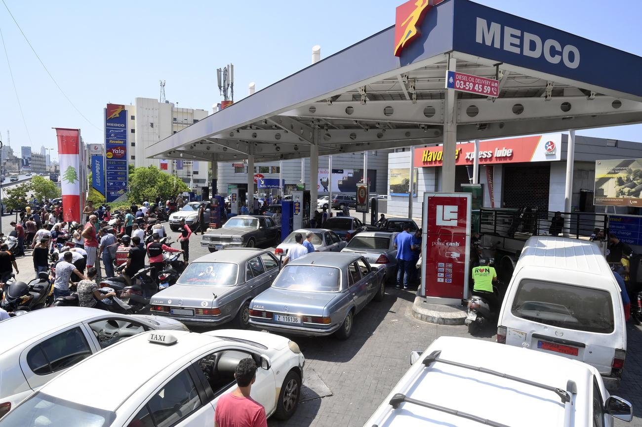 Des Libanais font la queue à une station-service à Beyrouth le 21 août 2021, alors que le pays fait face à une grave pénurie de carburant. [Keystone - EPA/WAEL HAMZEH]
