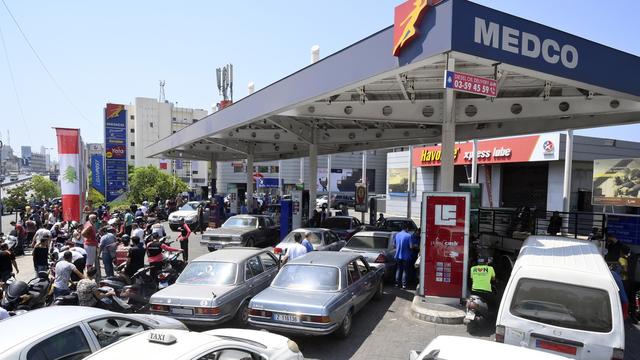 Des Libanais font la queue à une station-service à Beyrouth le 21 août 2021, alors que le pays fait face à une grave pénurie de carburant. [Keystone - EPA/WAEL HAMZEH]