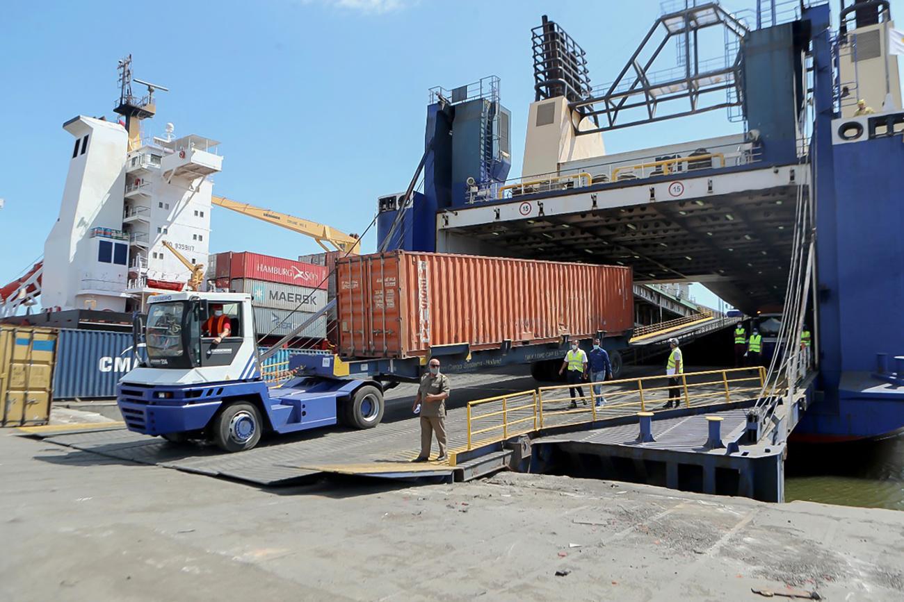 Un conteneur rempli de matériel médical est déchargé d'un bateau italien dans le port de Rades, en Tunisie. [Keystone - Slim Abid/Tunisian Presidency via AP]