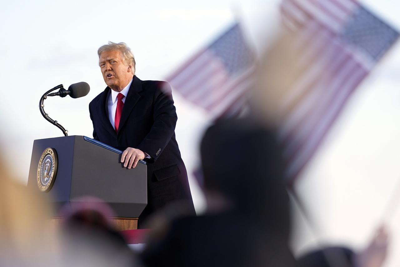 Donald Trump s'exprime avant d'embarquer pour la dernière fois à bord d'Air Force One. [Keystone - AP/Manuel Balce Ceneta]