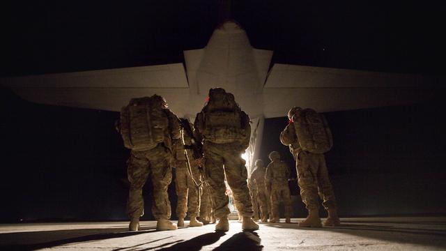 Des soldats américains embarquent dans un avion pour quitter l'Afghanistan en 2011 à la fin de leur mission d'une année. [Keystone - AP Photo/David Goldman]