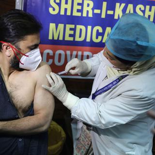 Un centre de vaccination à Srinagar dans le Jammu-et-Cachemire en Inde. [EPA/Keystone - Farooq Khan]