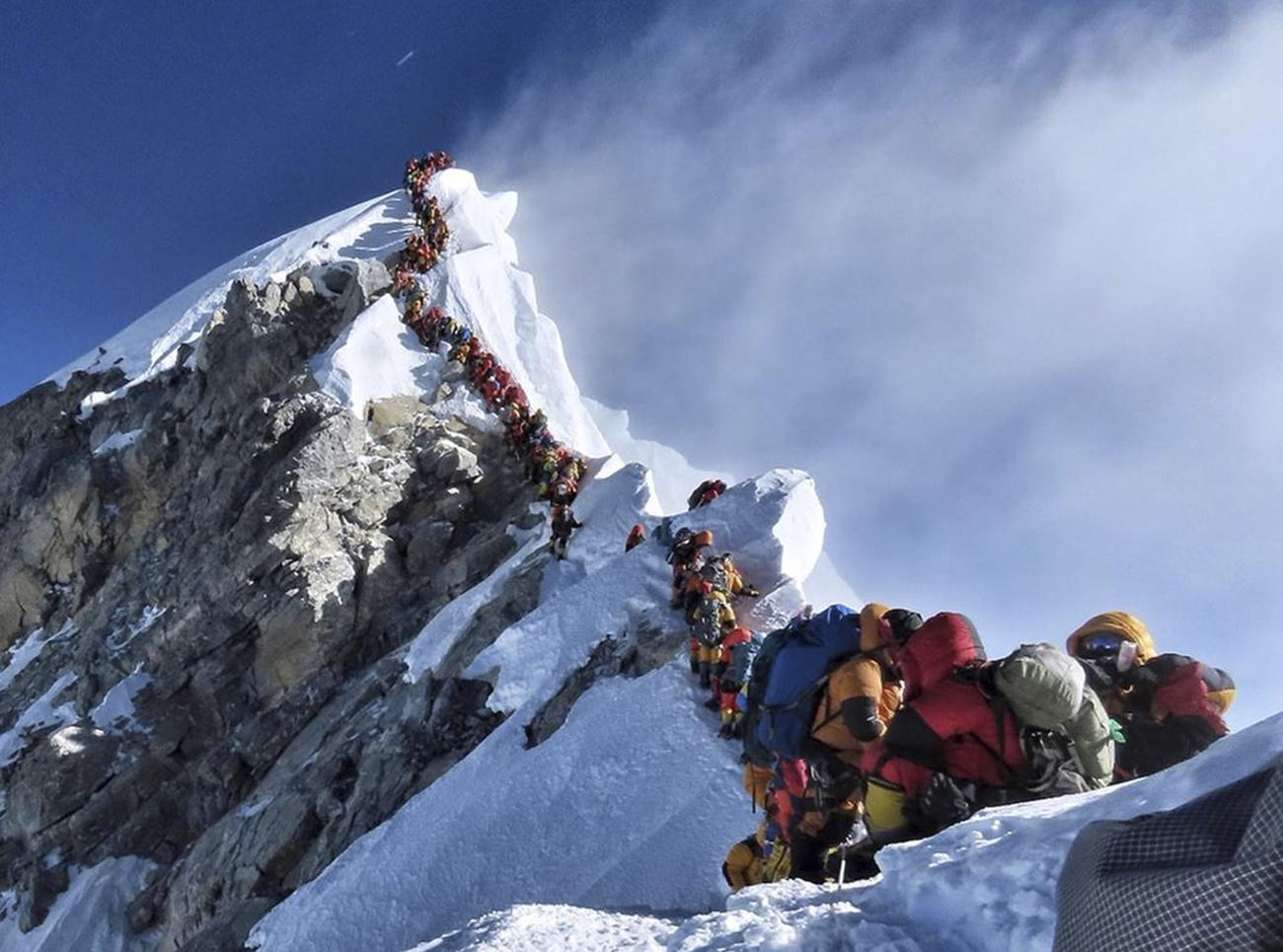File continue d'alpinistes sur une crête de l'Everest le 22 mai 2019. [Nimsdai Project Possible/AP/Keystone - Nirmal Purja]