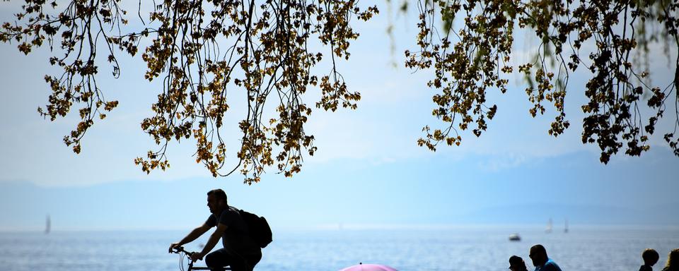 La foule au bord du Léman à Lausanne, 25.04.2021. [Keystone - Laurent Gilliéron]