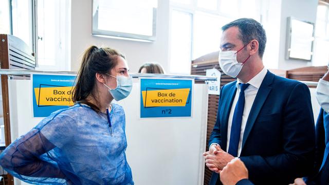 Olivier Véran, ministre de la Santé, discute avec une infirmière. [AFP - COME SITTLER]