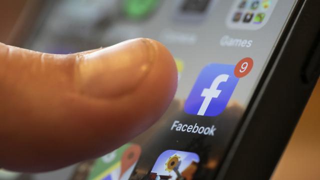 Une icône de l'application Facebook installée sur un téléphone portable. [Keystone - AP Photo/Jenny Kane, File]