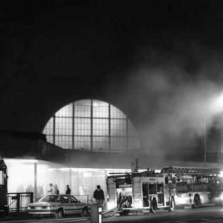 L'incendie de la station de métro King Cross à Londres (18 novembre 1987). [Wikipedia]