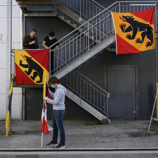 Des partisans pro-Bernois réunis à Moutier. [Keystone - Anthony Anex]