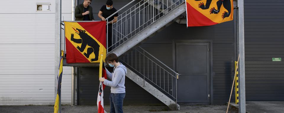 Des partisans pro-Bernois réunis à Moutier. [Keystone - Anthony Anex]