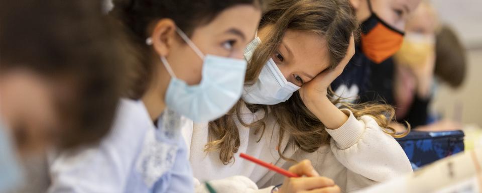 Dans le canton de Zurich, une pétition a été lancée contre le masque pour les enfants de moins de 12 ans. [KEYSTONE - Ennio Leanza]