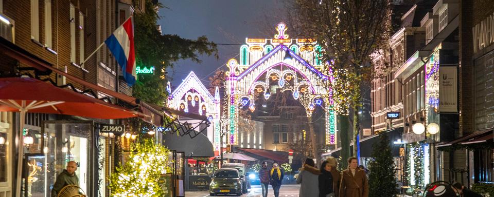 Des décorations de Noël dans le centre d'Eindhoven, aux Pays-Bas, après que le pays ait annoncé un reconfinement. [AFP - Nicolas Economou / NurPhoto]