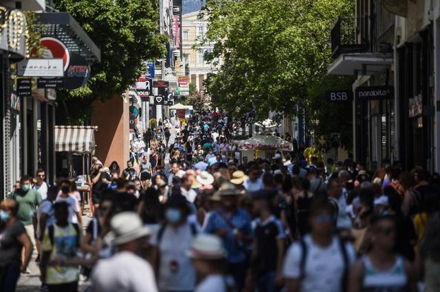 Beaucoup de personnes ne portent pas le masque et ne respectent pas les distances de sécurité à Athènes. Grèce, le 24 juillet 2021. [Anadolu Agency via AFP - Dimitris Lampropoulos]