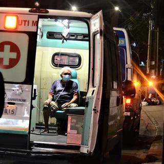 Un patient attend une aide médicale à l'intérieur d'une ambulance, à l'extérieur de l'hôpital Boa Viagem. Brésil, le 20 mars 2021. [Keystone/epa - Genival Paparazzi]