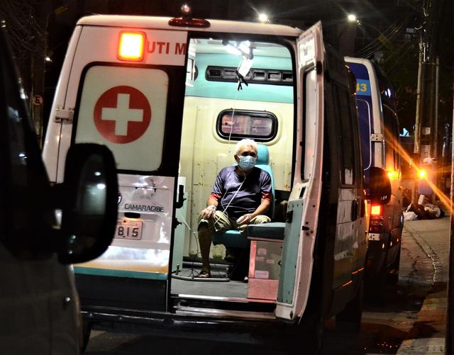 Un patient attend une aide médicale à l'intérieur d'une ambulance, à l'extérieur de l'hôpital Boa Viagem. Brésil, le 20 mars 2021. [Keystone/epa - Genival Paparazzi]