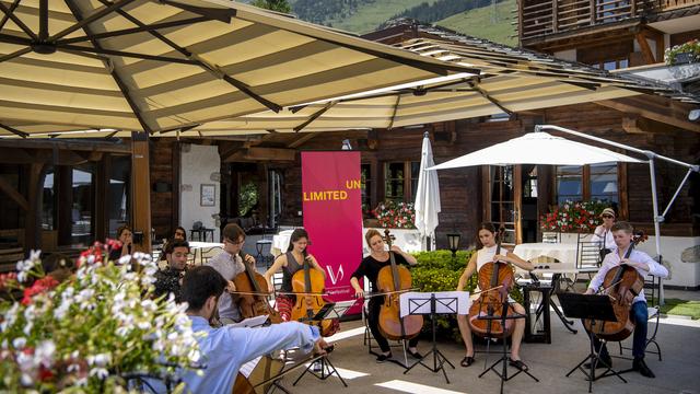 Les musiciens de la Verbier Festival Academy en concert sur la terrasse du Chalet d'Adrien lors du Verbier Festival le mercredi 21 juillet 2021 à Verbier. [Keystone - Jean-Christophe Bott]