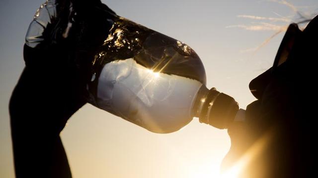 Une bonne hydratation est essentielle en période de canicule [Inkdrop-Fotolia]