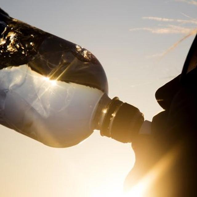 Une bonne hydratation est essentielle en période de canicule [Inkdrop-Fotolia]