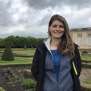 La jardinière dʹart Elena Secondo a conçu le parterre et dirige les équipes du Grand Trianon à Versailles. [RTS - Mary Vakaridis]