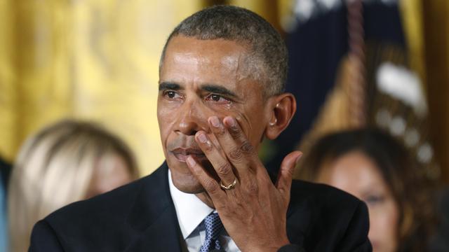 Barak Obama retient une larme lors d'un discours sur le contrôle des armes après une fusillade. [Reuters - Kevin Lamarque]