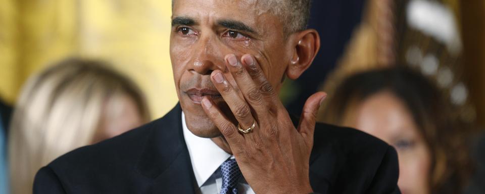 Barak Obama retient une larme lors d'un discours sur le contrôle des armes après une fusillade. [Reuters - Kevin Lamarque]