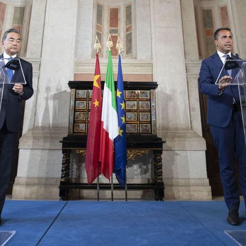 Le ministre chinois des Affaires étrangères Wang Yi (gauche) et son homologue italien Luigi Di Maio lors d'une conférence de presse conjointe après leur rencontre à Rome, le 25 août 2020. Les discussions des deux ministres ont notamment porté sur l'initiative chinoise Belt and Road (BRI), ou "Nouvelle route de la soie". [EPA/Keystone - MASSIMO PERCOSSI]