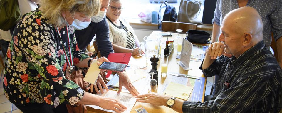 Les clients d'un restaurateur lausannois exhibent leurs certificats Covid. [Keystone - Laurent Gillieron]