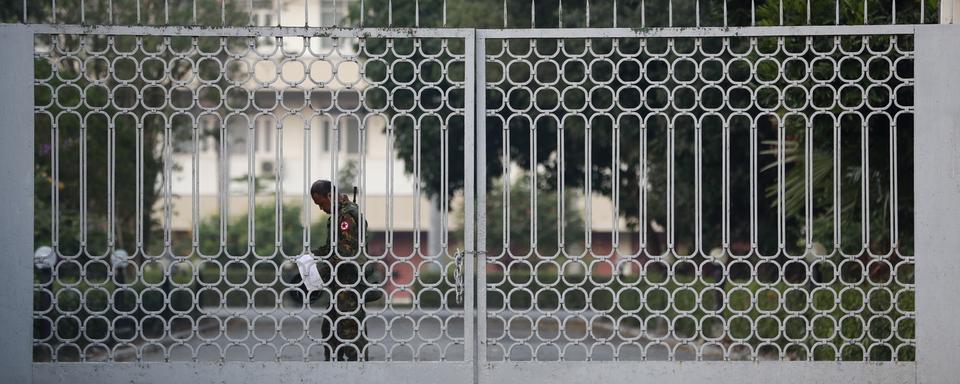 Après l'arrestation de plusieurs dirigeants birmans, l'armée s'est emparée ce matin de l'hôtel de ville de Rangoun et déclaré l'état d'urgence. [Lynn Bo Bo]