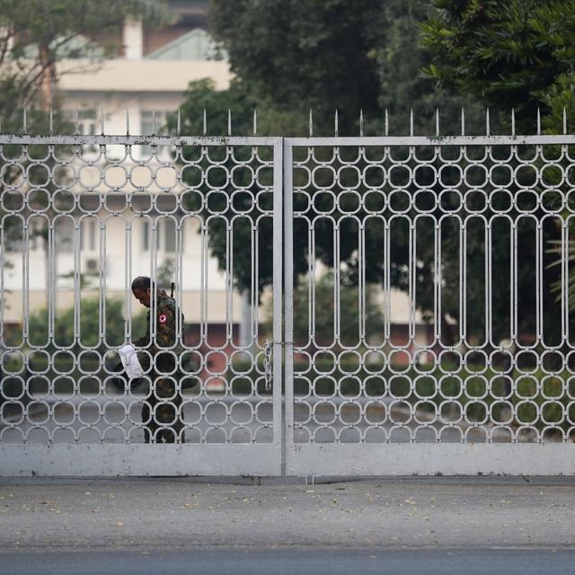 Après l'arrestation de plusieurs dirigeants birmans, l'armée s'est emparée ce matin de l'hôtel de ville de Rangoun et déclaré l'état d'urgence. [Lynn Bo Bo]