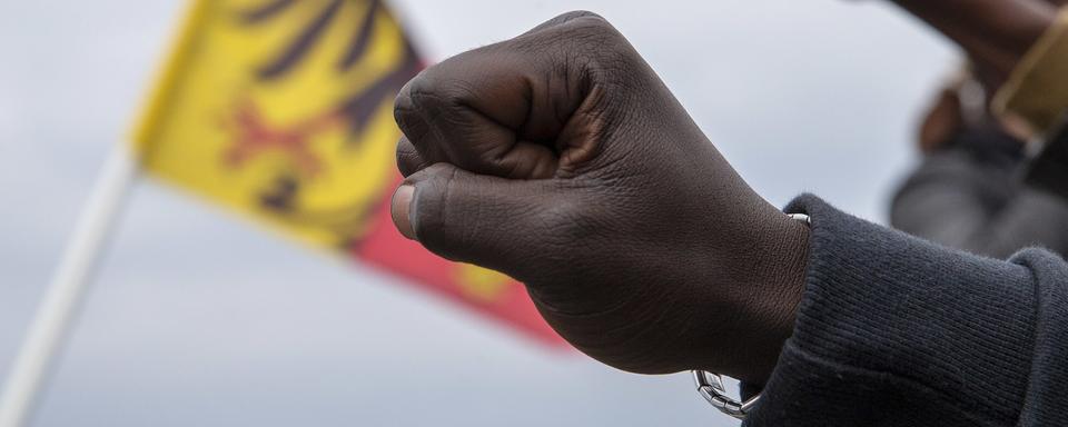 Des milliers de manifestant.e.s le poing levé participent au mouvement antiraciste "Black Lives Matter" contre les violences policières à Genève. [Keystone - Salvatore Di Nolfi]