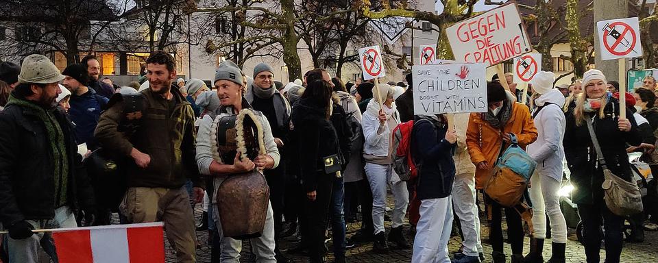 Le Freie Bürgerpartei a manifesté vendredi soir 19 novembre 2021 devant la Landhaus du Vorarlberg à Bregenz contre le prochain Corona Lockdown et l'obligation de vaccination annoncée par le gouvernement fédéral. [APA/Keystone - Angelika Grabher-Hollenstein]