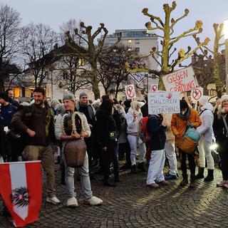 Le Freie Bürgerpartei a manifesté vendredi soir 19 novembre 2021 devant la Landhaus du Vorarlberg à Bregenz contre le prochain Corona Lockdown et l'obligation de vaccination annoncée par le gouvernement fédéral. [APA/Keystone - Angelika Grabher-Hollenstein]