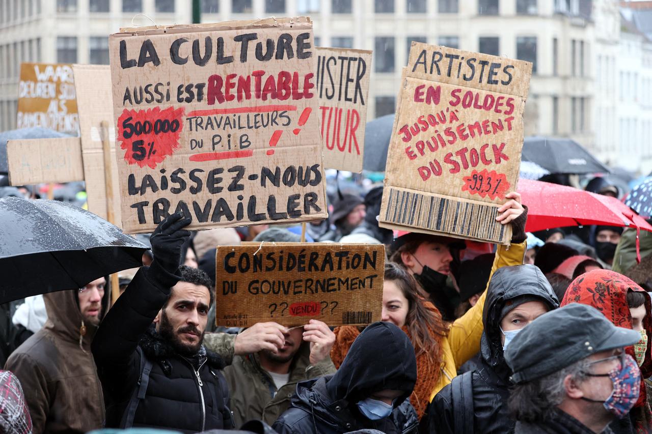 Des milliers de personnes ont manifesté le 26 décembre 2021 contre la fermeture des lieux culturels, des cinémas et des théâtres sur la place du Mont des Arts à Bruxelles, en Belgique. [AFP - Dursun Aydemir / Anadolu Agency]