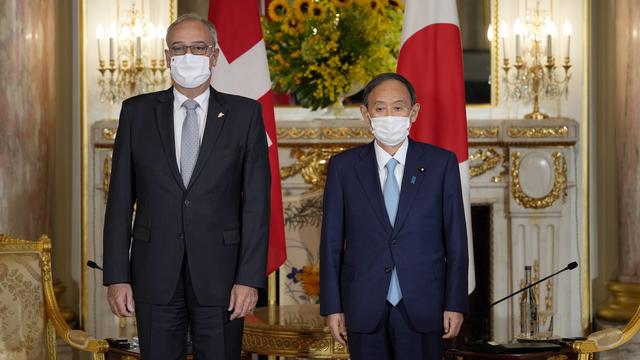 Guy Parmelin a rencontré le Premier ministre japonais Yoshihide Suga. [Keystone - EPA/Franck Robichon/pool]