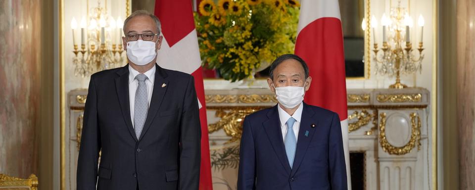 Guy Parmelin a rencontré le Premier ministre japonais Yoshihide Suga. [Keystone - EPA/Franck Robichon/pool]