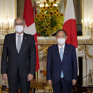 Guy Parmelin a rencontré le Premier ministre japonais Yoshihide Suga. [Keystone - EPA/Franck Robichon/pool]