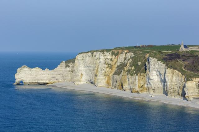 Les touristes se pressent sur la plage d'Étretat en Seine-Maritime, sur les traces d'Arsène Lupin. [Hemis via AFP - ESCUDERO PATRICK / HEMIS.FR]