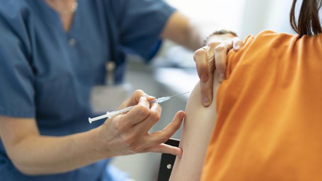 Une femme se fait vacciner contre le coronavirus à Zurich le 1er juillet 2021. [Keystone - Gaetan Bally]